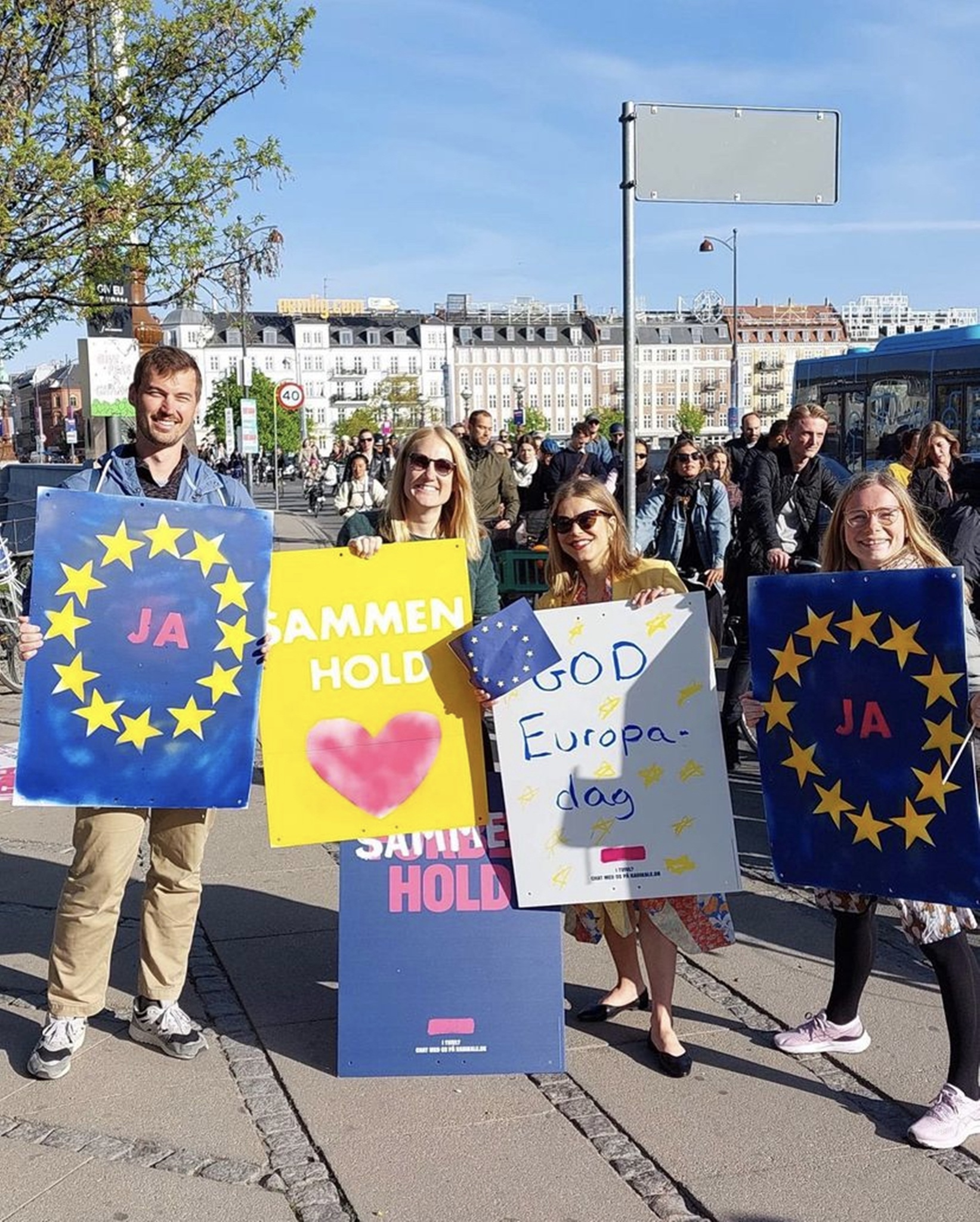 Radikale kandidater og medlemmer med JA-plakater på Europadagen