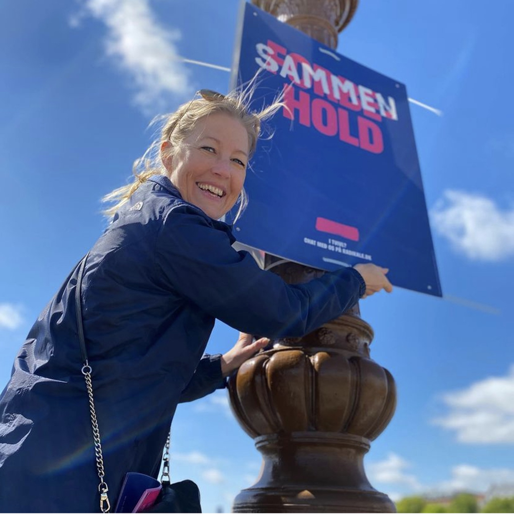 Sofie Carsten Nielsen hænger valgplakater op