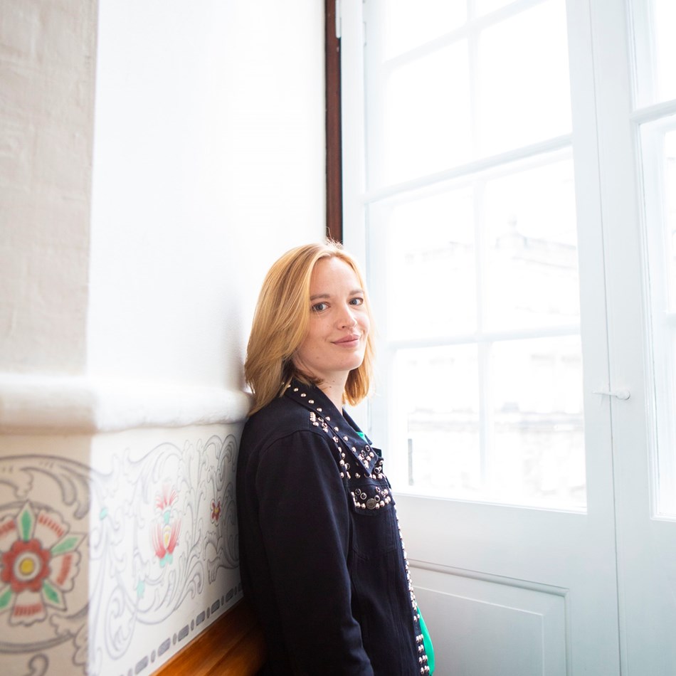 Anne Sophie Callesen i vandrehallen på Christiansborg