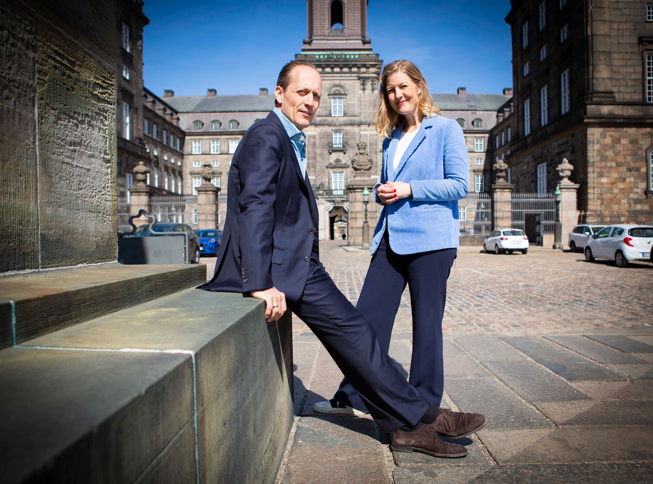 Sofie Carsten Nielsen og landsformand Mikkel Irminger Sarbo foran Christiansborg