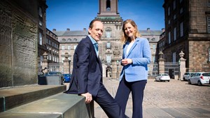 Sofie Carsten Nielsen og landsformand Mikkel Irminger Sarbo foran Christiansborg