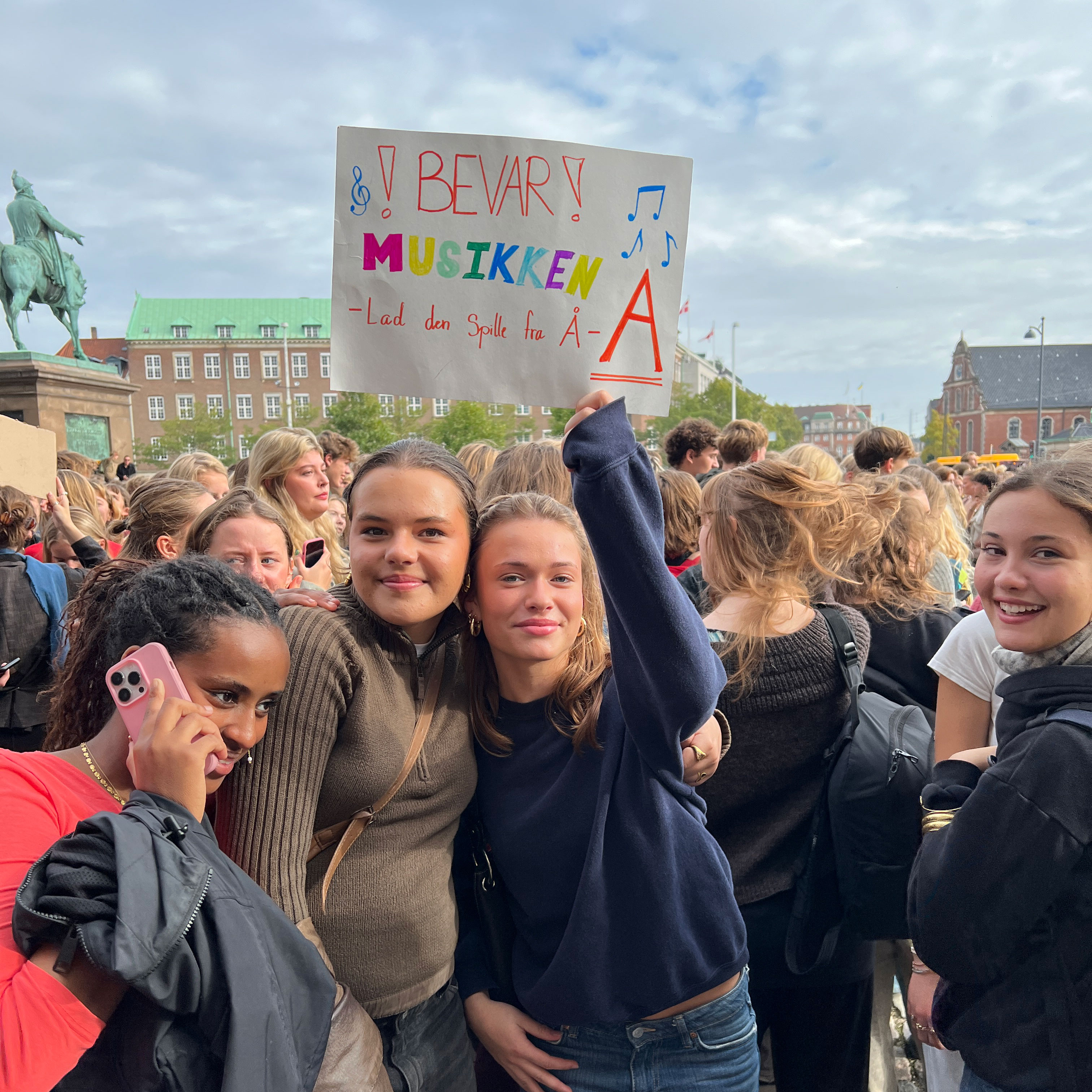 Gymnasieelever demonstrerer imod besparelser på A-fag på Slotspladsen foran Christiansborg