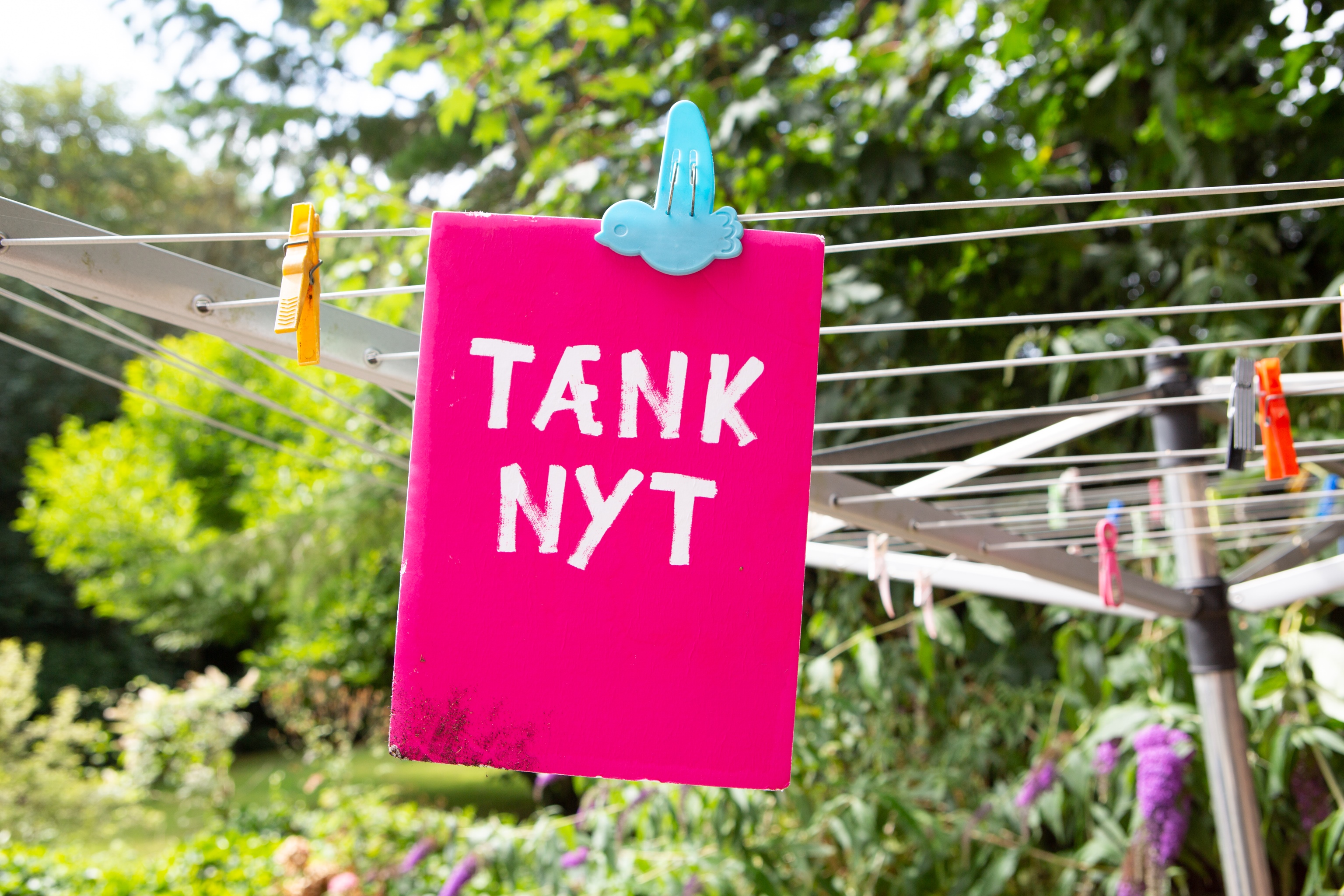 Tænk nyt-skilt hænger på en tørresnor