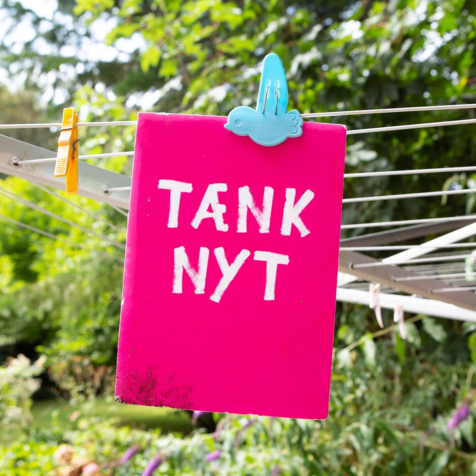 Tænk nyt-skilt hænger på en tørresnor