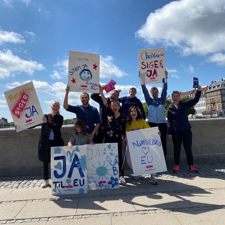 Radikale kandidater og frivillige hænger plakater op ved folkeafstemningen i 2022