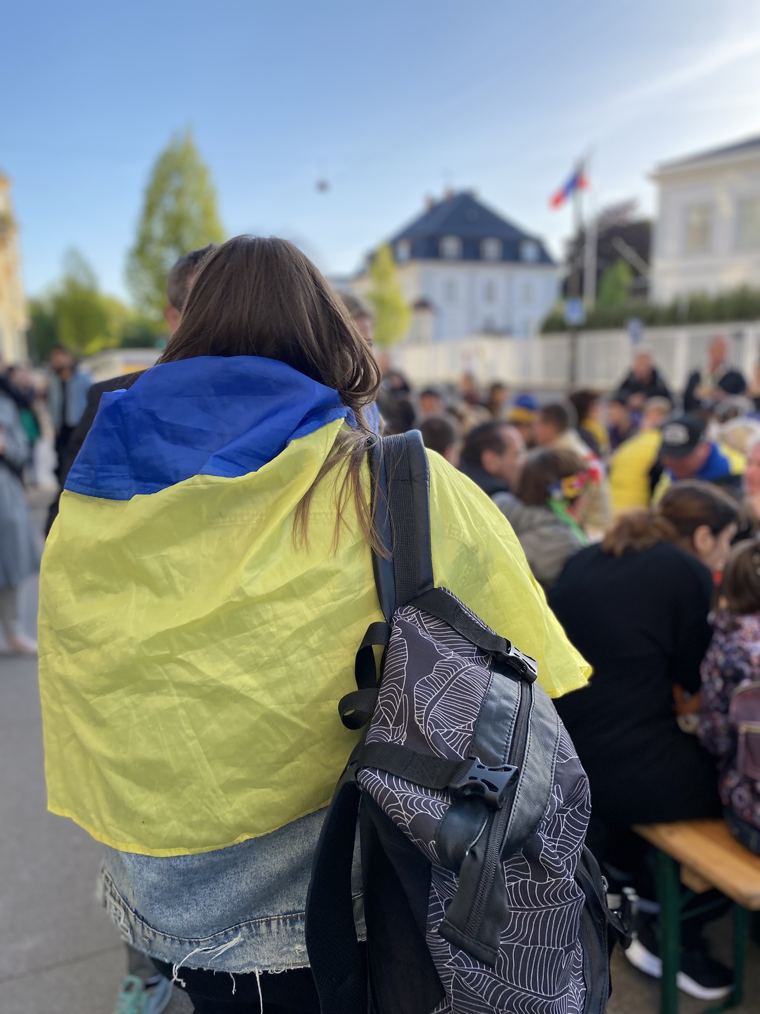 Person med Ukraines flag svøbt om skuldrene ved radikalt arrangement foran Ruslands ambassade