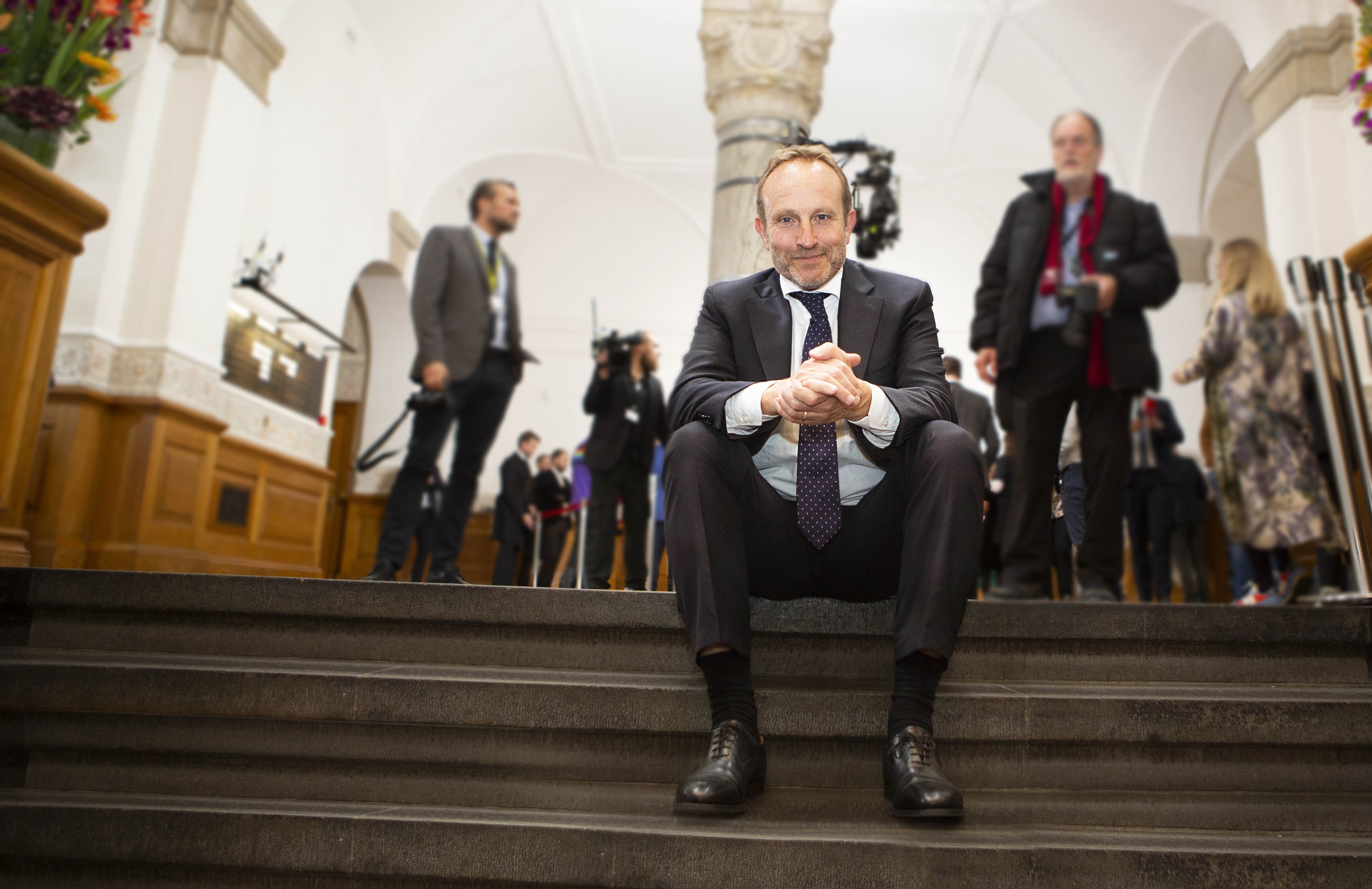 Martin Lidegaard sidder på trappen foran Folketingssalen