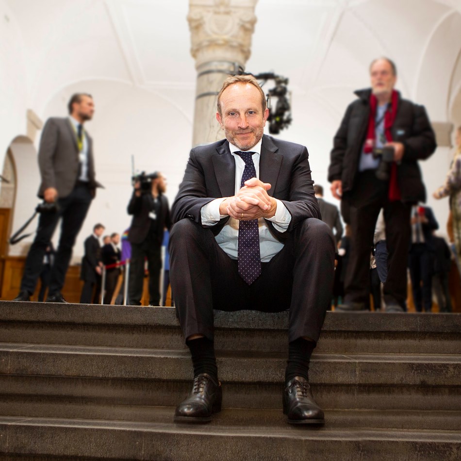 Martin Lidegaard sidder på trappen foran Folketingssalen