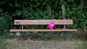 Tænk nyt-skilt sidder på en bænk