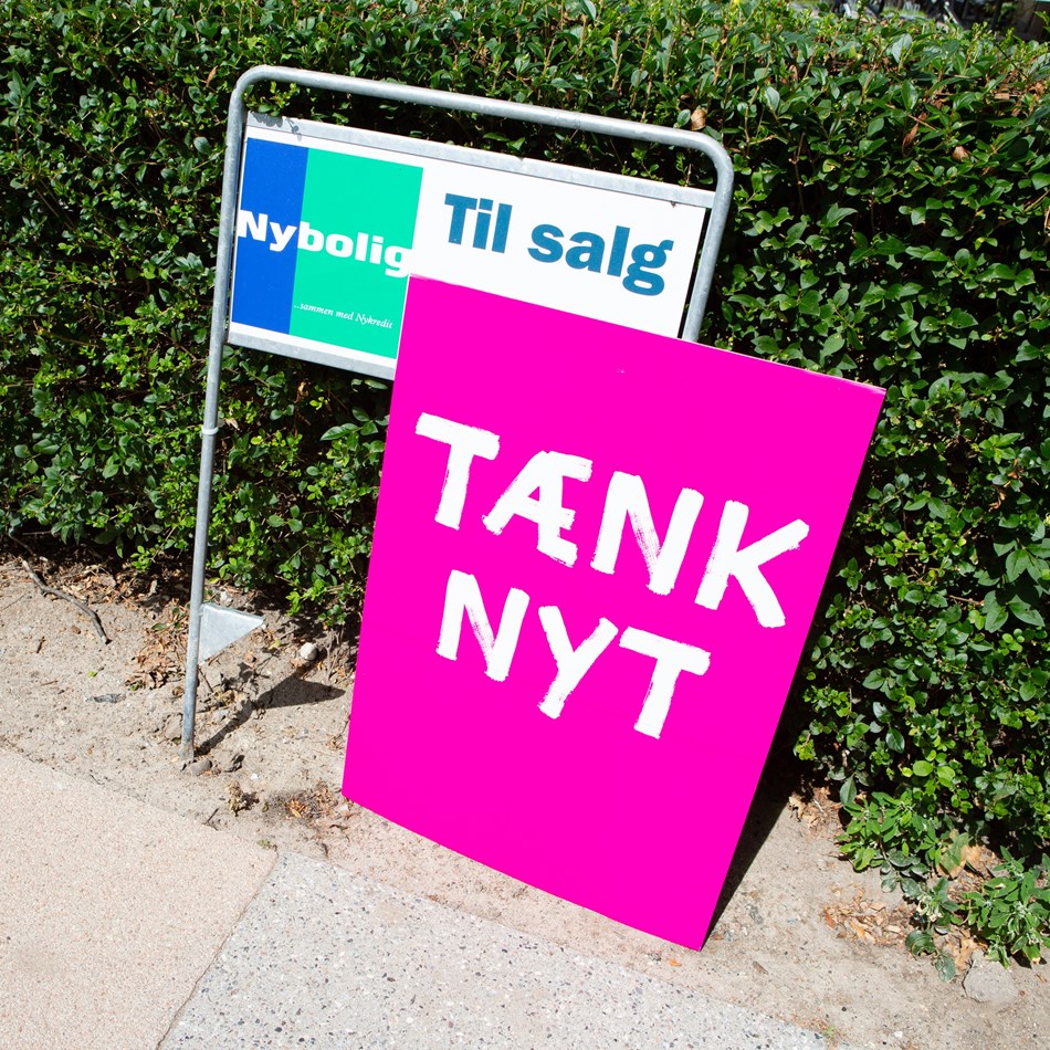 Tænk nyt-skilt og til salg-skilt