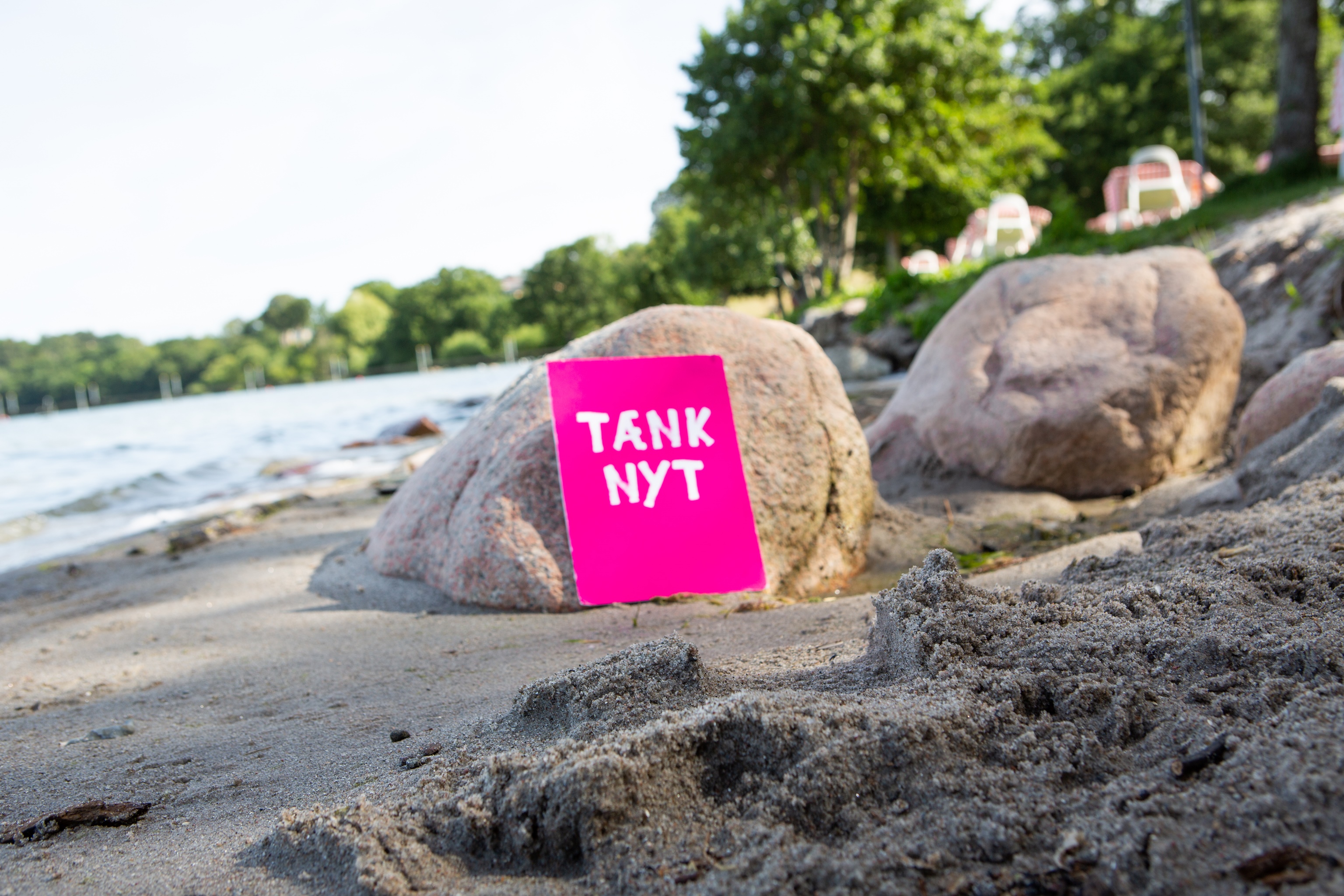 Tænk nyt-skilt ved en søbred