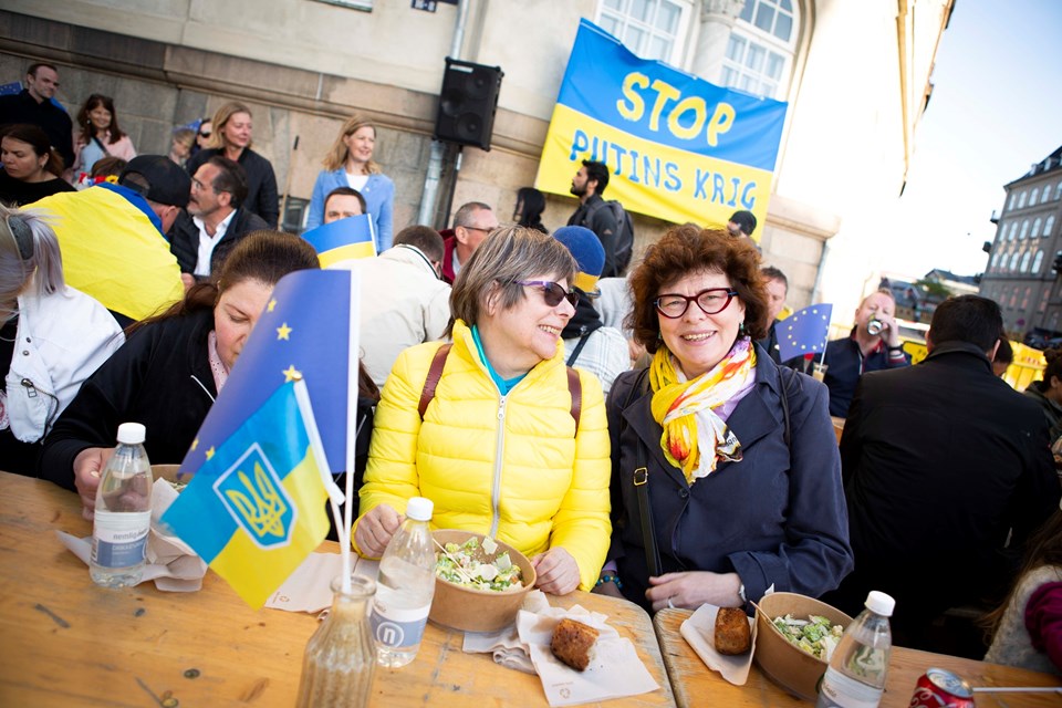 Glade deltagere ved langbordsmiddagen foran den russiske ambassade i København