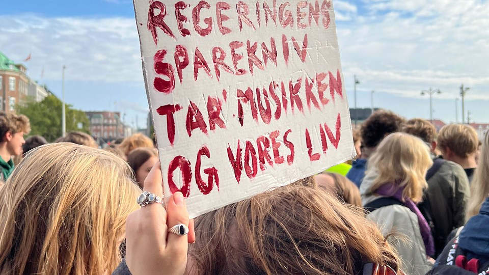 Gymnasieelever demonstrerer imod besparelser på A-fag på Slotspladsen foran Christiansborg