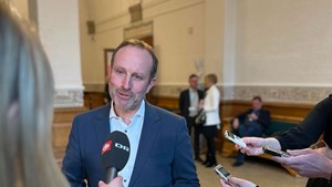 Martin Lidegaard interviewes af pressen foran folketingssalen på Christiansborg