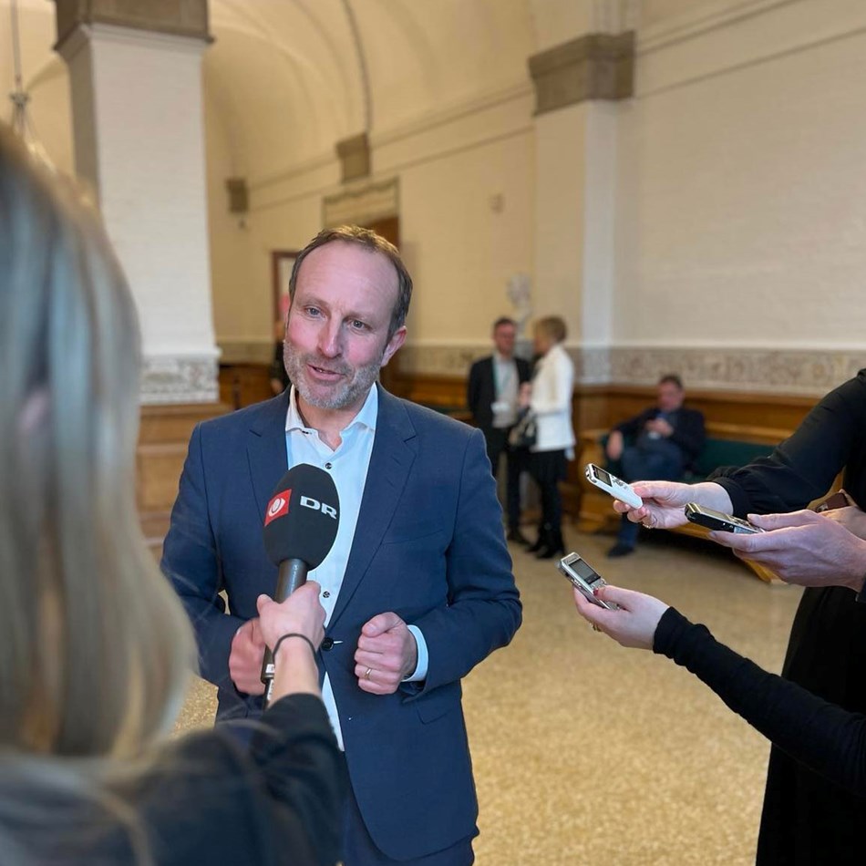 Martin Lidegaard interviewes af pressen foran folketingssalen på Christiansborg