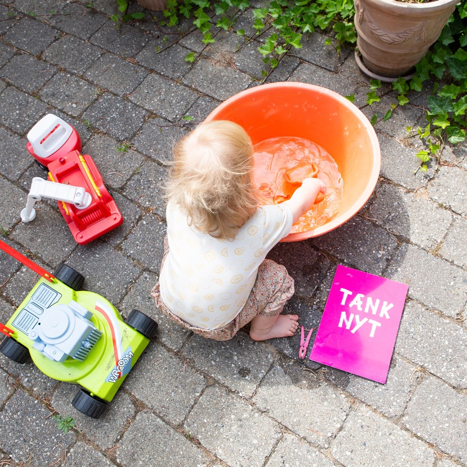 Tænk nyt: Barn leger i en have