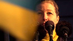 Sofie Carsten Nielsen holder tale ved demonstration for Ukraine den 27. februar 2022