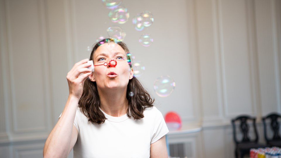 Lotte Rod blæser sæbebobler