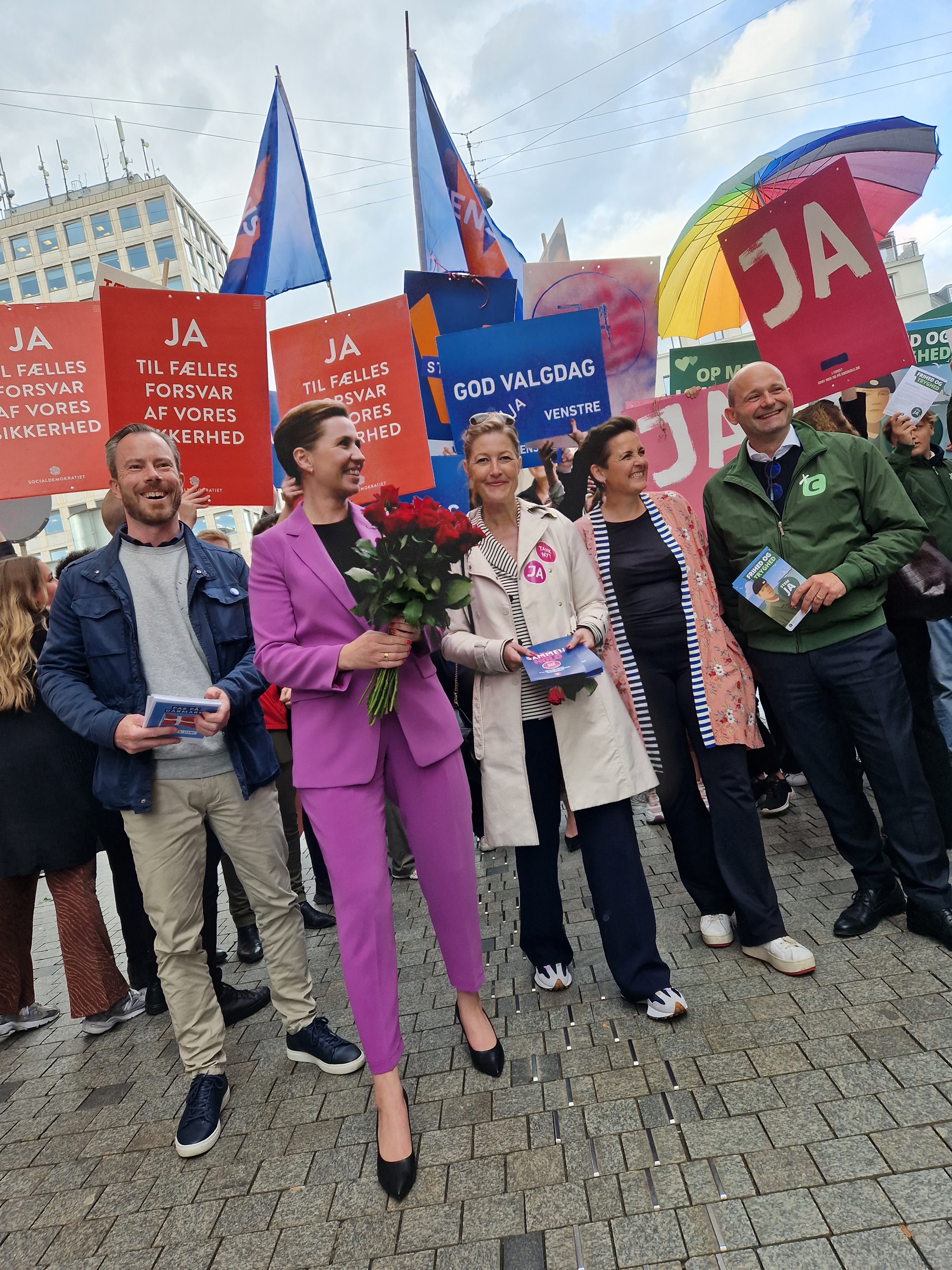 Sofie Carsten Nielsen sammen med Jakob Ellemann-Jensen (V), statsminister Mette Frederiksen (S), Pia Olsen Dyhr (SF) og Søren Pape (K)