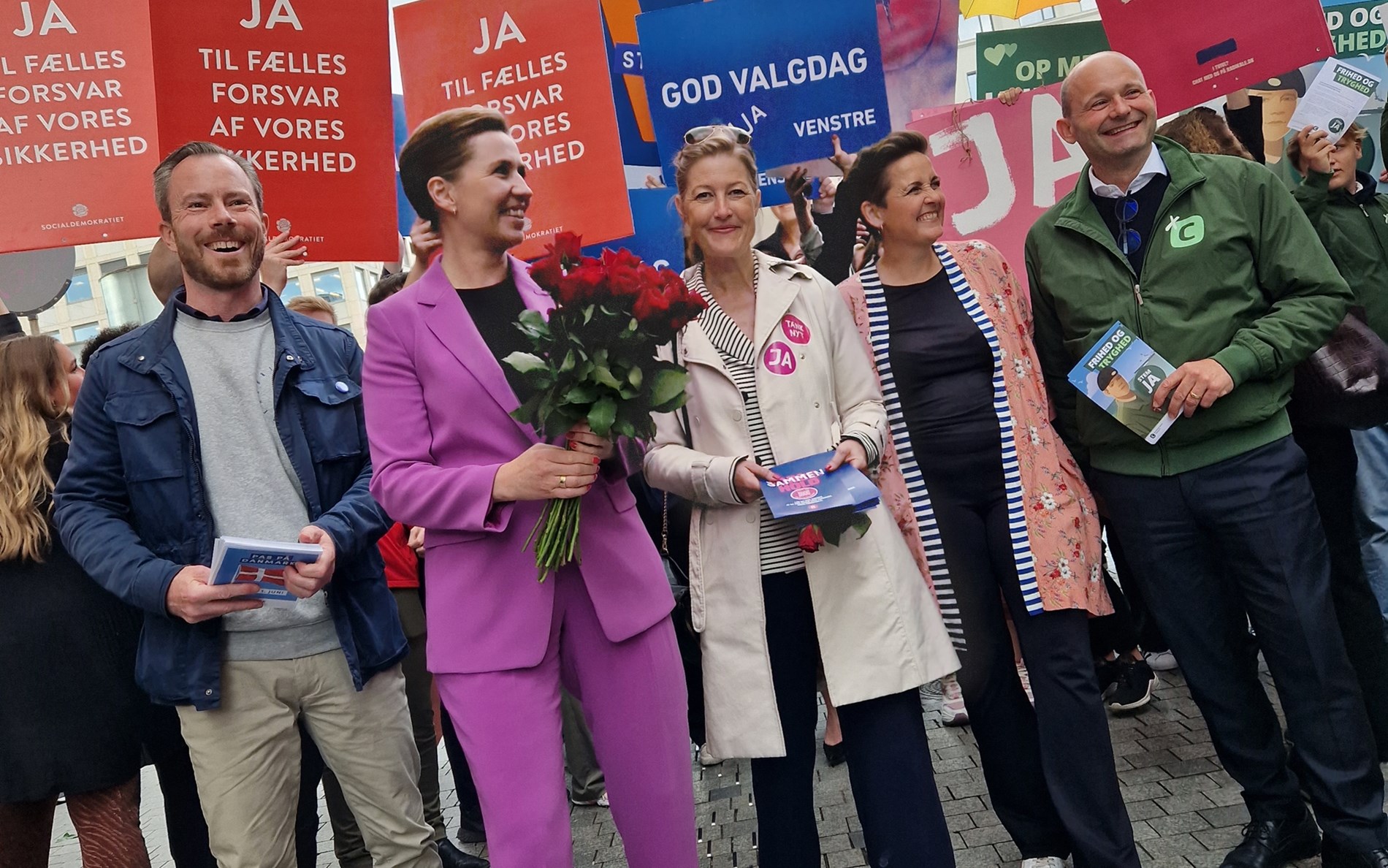 Sofie Carsten Nielsen sammen med Jakob Ellemann-Jensen (V), statsminister Mette Frederiksen (S), Pia Olsen Dyhr (SF) og Søren Pape (K)