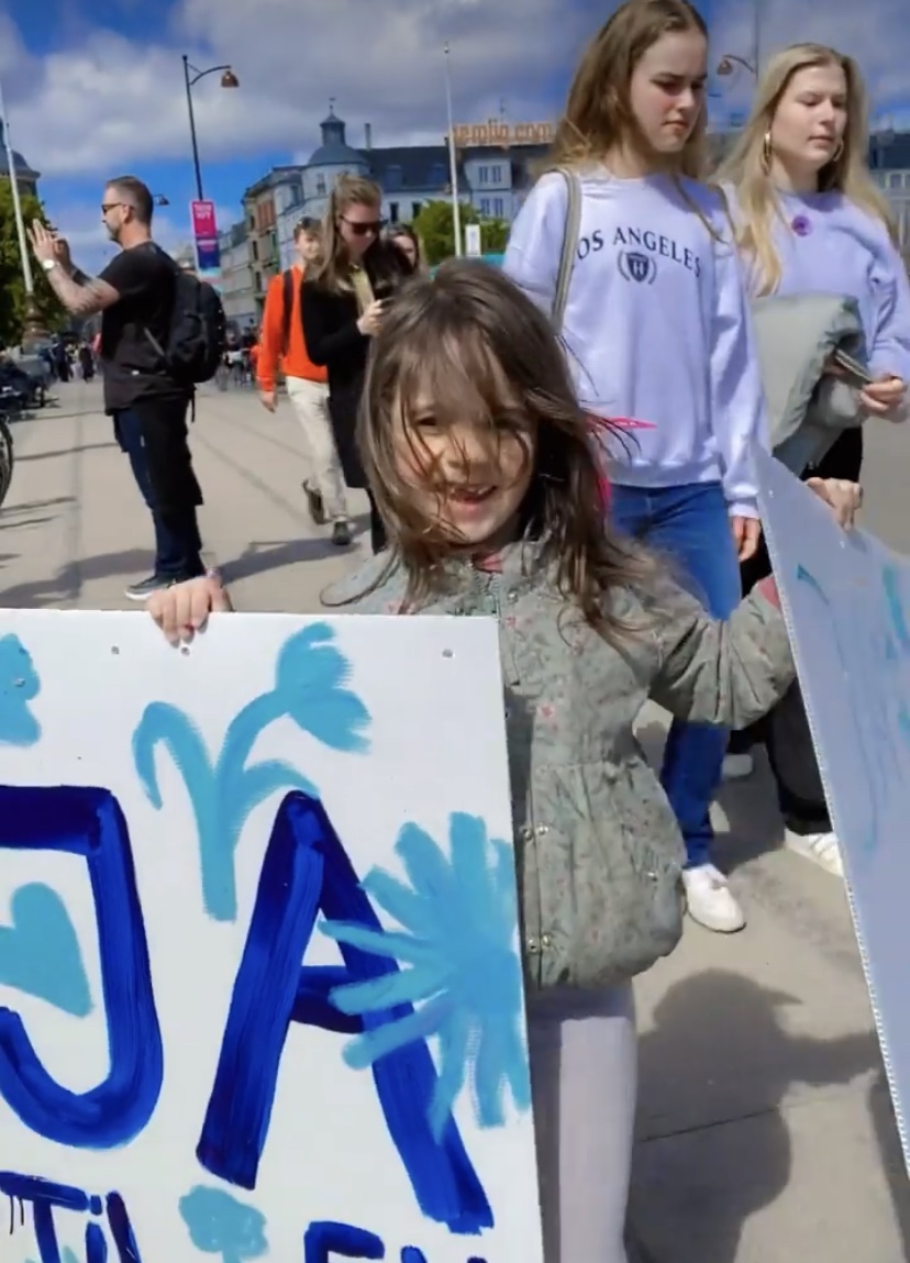 Pige med Ja-plakat på Dronning Louises Bro