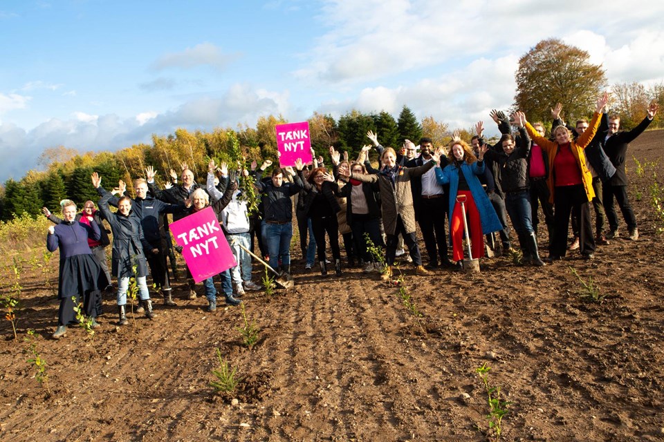 Radikale folketingsmedlemmer, kandidater og frivillige planter træer ved Brylle i 2021