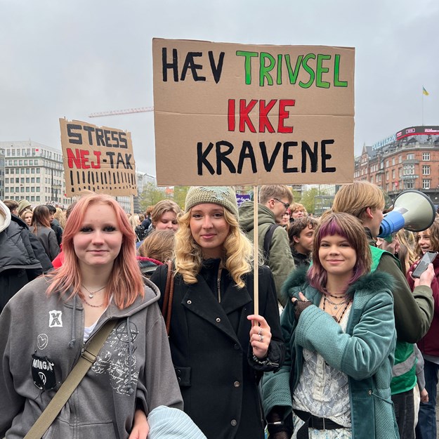 Unge demonstrerer på Slotspladsen imod regeringens uddannelsespolitik