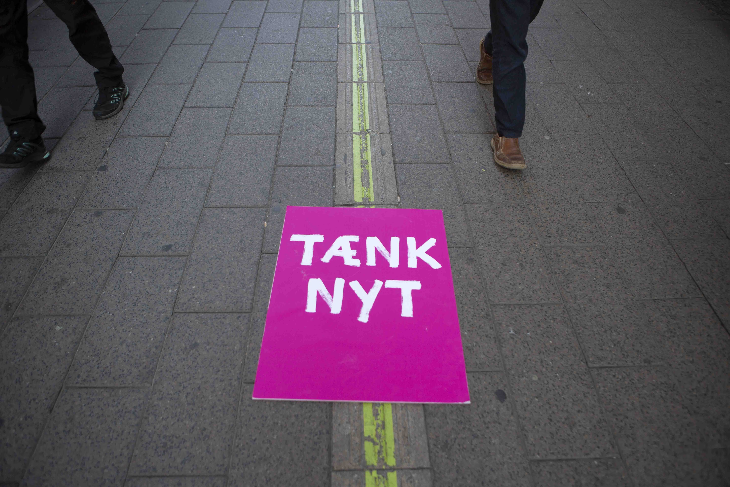 Tænk nyt-skilt på fortorvet