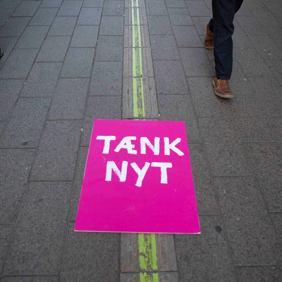 Tænk nyt-skilt på fortorvet