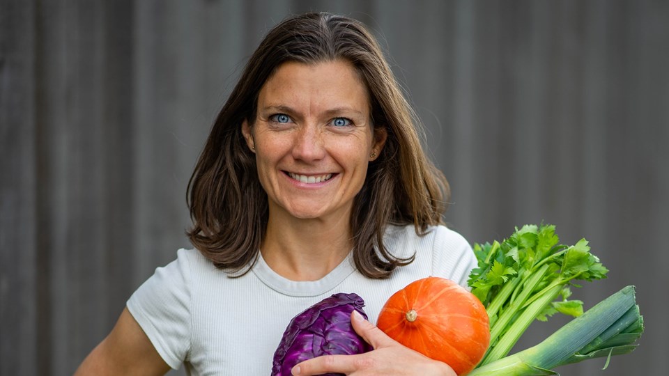 Lotte Rod med favnen fuld af grøntsager