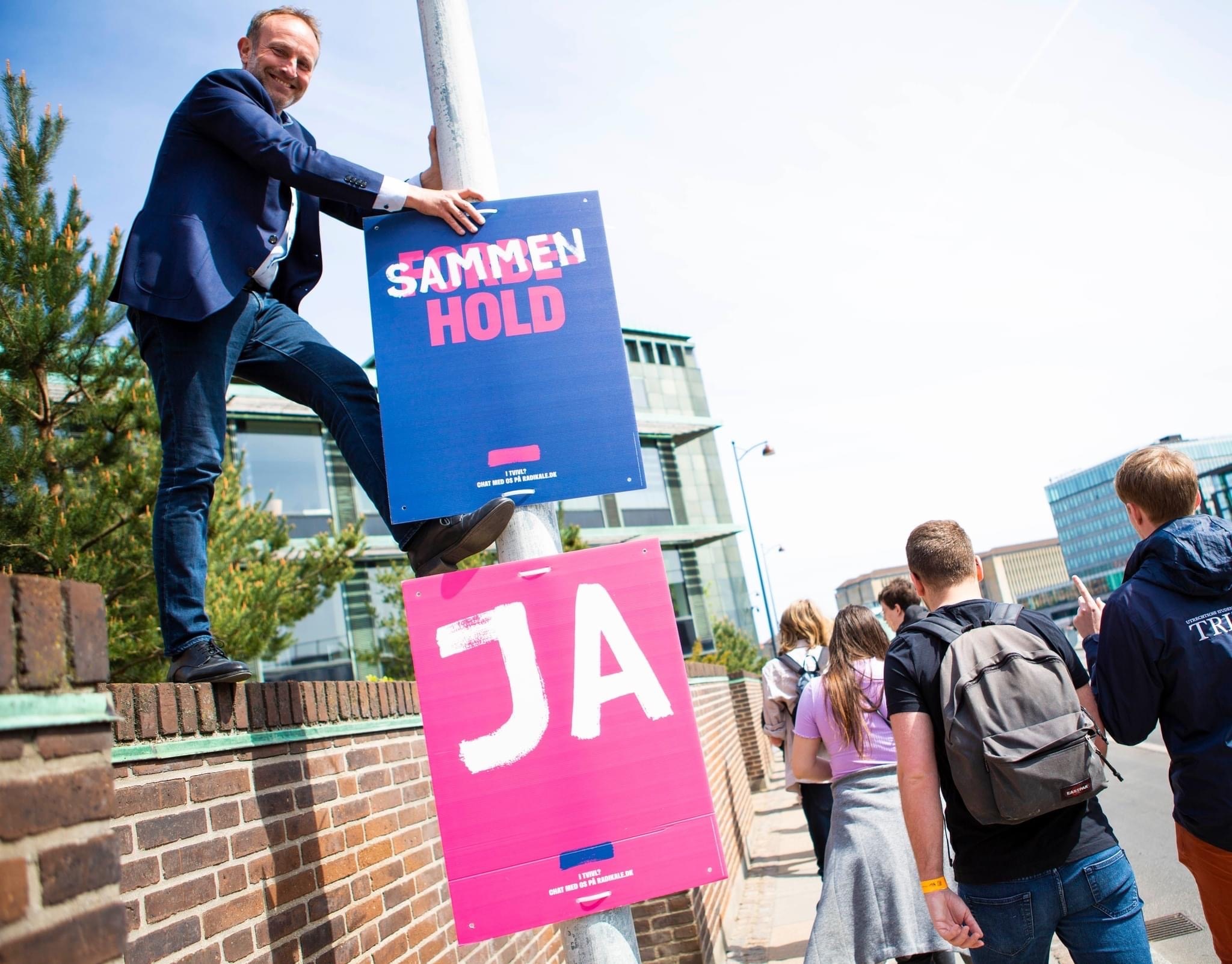 Martin Lidegaard hænger valgplakater på